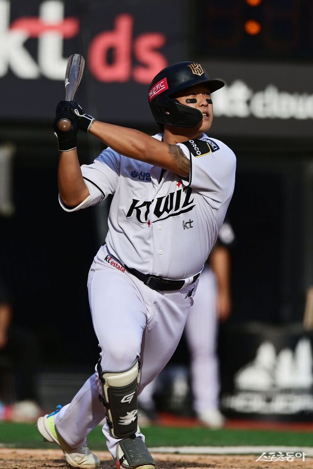 9일 수원KT위즈파크에서 열린 ‘2024 신한 SOL 뱅크 KBO리그’ 와 KT 위즈의 준플레이오프 4차전 경기에서 5회말 무사 KT 강백호가 우월 솔로 홈런을 치고 있다. 수원｜김종원 기자 won@donga.com