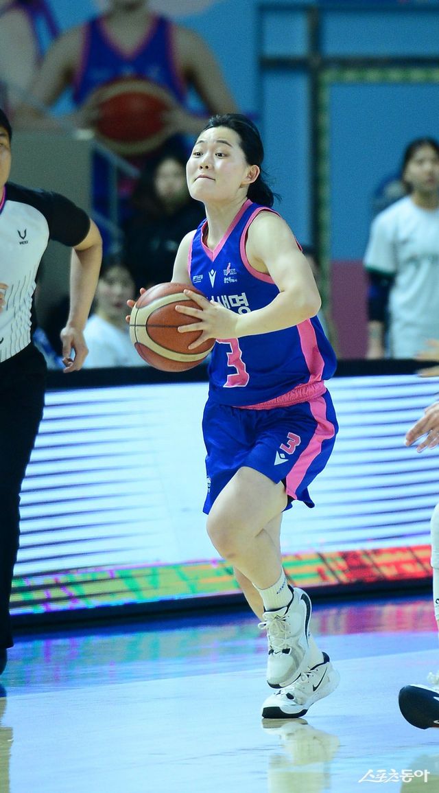 삼성생명 조수아는 BNK와 4강 PO 3·4차전에서 연속 두 자릿수 득점으로 팀의 가드 고민을 해결했다. 5차전 맹활약으로 삼성생명의 사상 첫 역스윕 챔프전 진출을 이끌지 주목된다. 스포츠동아DB