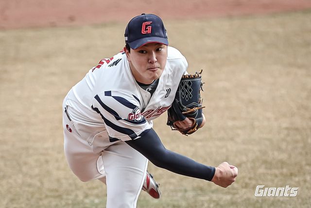 롯데 마무리투수 김원중이 8일 사직구장에서 펼쳐진 시범경기 KIA 타이거즈전 9회초 등판해 투구하고 있다. 사진제공｜롯데 자이언츠