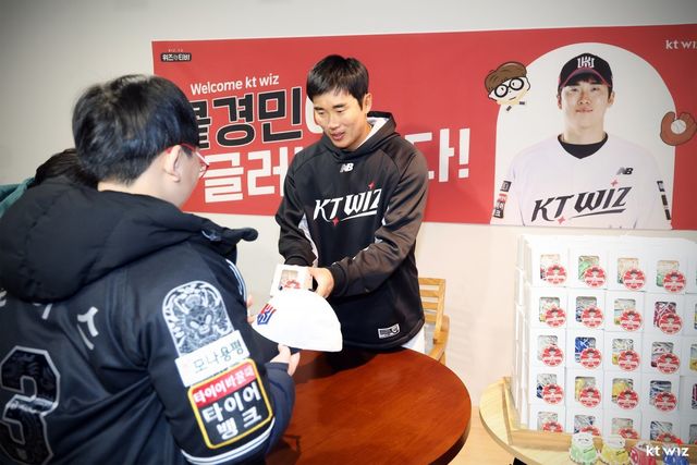 KT 허경민이 9일 수원KT위즈파크 VIP 라운드에 팬 100명을 초대해 선물과 인사를 건네고 있다. 사진제공｜KT 위즈