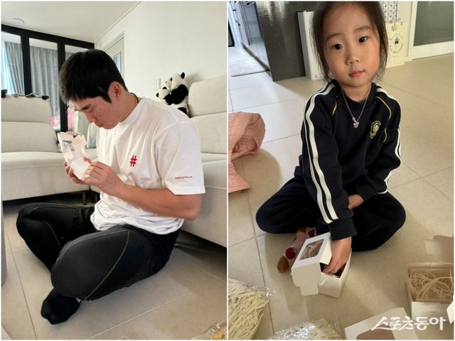 KT 허경민(왼쪽)이 자택에서 딸 서우 양과 함께 선물을 포장하고 있다. 사진제공｜KT 위즈