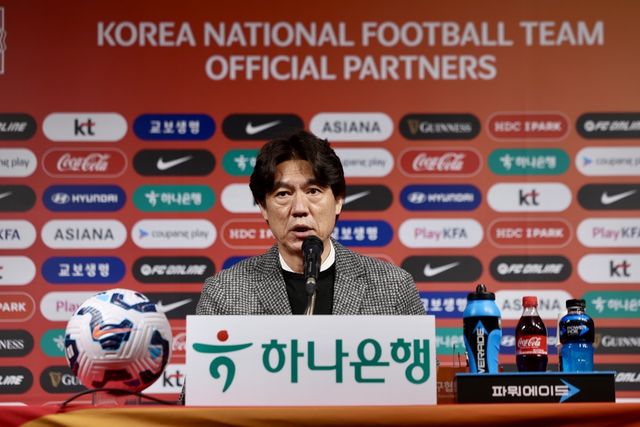 홍명보 축구국가대표팀 감독이 10일 서울 신문로 축구회관에서 오만~요르단과 2026북중미월드컵 아시아 3차 예선 B조 2연전 소집 명단을 발표하고 있다. 북중미행 티켓 조기 확보를 위해 유럽파를 총동원한 홍 감독은 신구조화 를 이룬 팀을 만드는 게 궁극적 목표다. 뉴시스