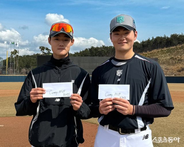 KT 내야수 오서진(왼쪽)과 우완 최용준이 10일 부산 기장현대차드림볼파크에서 퓨처스 캠프를 마치고 투·타 MVP에 선정됐다. 사진제공｜KT 위즈