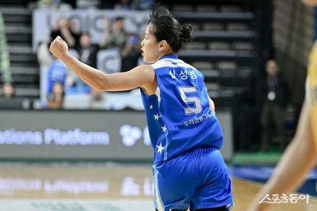 우리은행 심성영이 10일 아산 이순신체육관에서 열린 KB스타즈와 4강 PO 5차전에서 3점슛을 터트린 뒤 포효하고 있다. 심성영이 깜짝 활약을 펼친 우리은행이 시리즈 전적 3승2패로 챔피언결정전에 진출했다. 사진제공｜WKBL