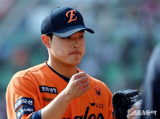 한화 문동주가 11일 시범경기 인천 SSG전 6회말을 무실점으로 막은 뒤 덕아웃으로 향하고 있다. 인천｜김민성 기자 marineboy@donga.com