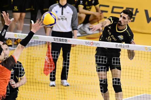 KB손해보험 야쿱(오른쪽)이 11일 의정부 경민대 기념관에서 벌어진 OK저축은행과 ‘도드람 2024~2025 V리그’ 남자부 정규리그 6라운드 홈경기 도중 스파이크를 터트리고 있다. 야쿱이 23점을 뽑은 KB손해보험이 3-1로 이겼다. 사진제공｜KOVO
