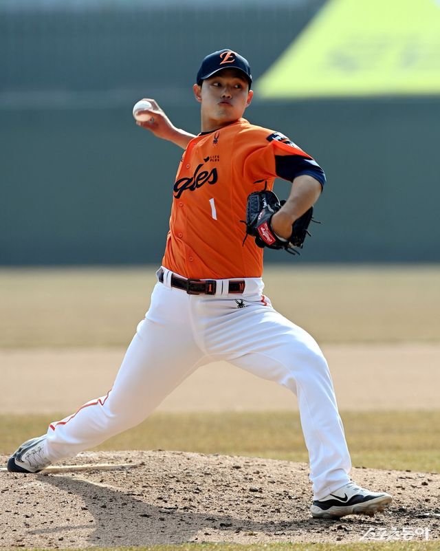 한화 문동주가 11일 인천SSG랜더스필드에서 열린 SSG와 시범경기 6회말 등판해 역투하고 있다. 인천｜김민성 기자 marineboy@donga.com