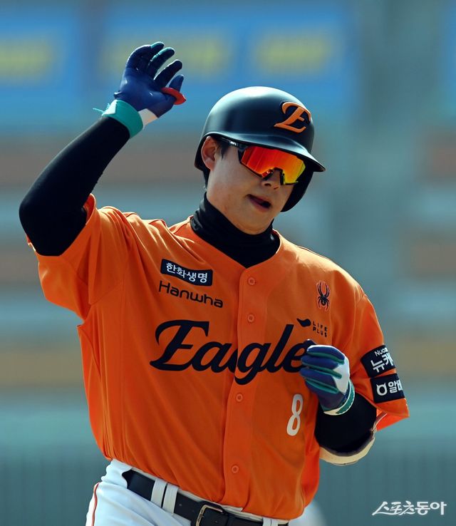 한화 노시환이 11일 시범경기 인천 SSG전 4회초 좌월 3점홈런을 쏘아 올린 뒤 그라운드를 돌며 기뻐하고 있다. 인천｜김민성 기자 marineboy@donga.com