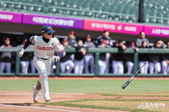 롯데 윤동희가 11일 시범경기 사직 LG전에서 안타를 때리고 있다. 3타수 2안타로 시범경기 첫 멀티히트를 작성했다. 사진제공｜롯데 자이언츠