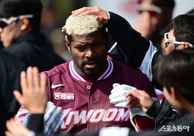 키움 홍원기 감독이 외국인타자 야시엘 푸이그의 리드오프 기용에 만족스러운 반응을 보였다. 10일 시범경기 수원 KT전 도중 득점 후 동료들의 환영을 받는 푸이그. 수원｜주현희 기자 teth1147@donga.com