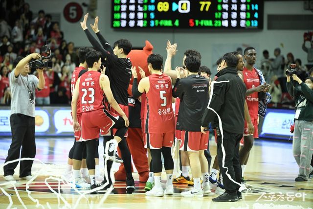 정관장 선수들이 10일 안양체육관에서 열린 DB와 홈경기에서 승리한 뒤 기쁨을 나누고 있다. 정관장은 6위 DB와 격차를 1.5경기로 좁히며 PO를 향한 도전을 이어갔다. 사진제공｜KBL