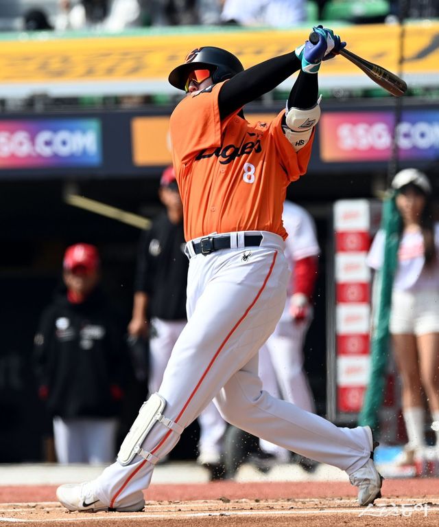 한화 노시환이 11일 시범경기 인천 SSG전 1회초 2사 2루서 1타점 2루타를 날리고 있다. 인천｜김민성 기자 marineboy@donga.com