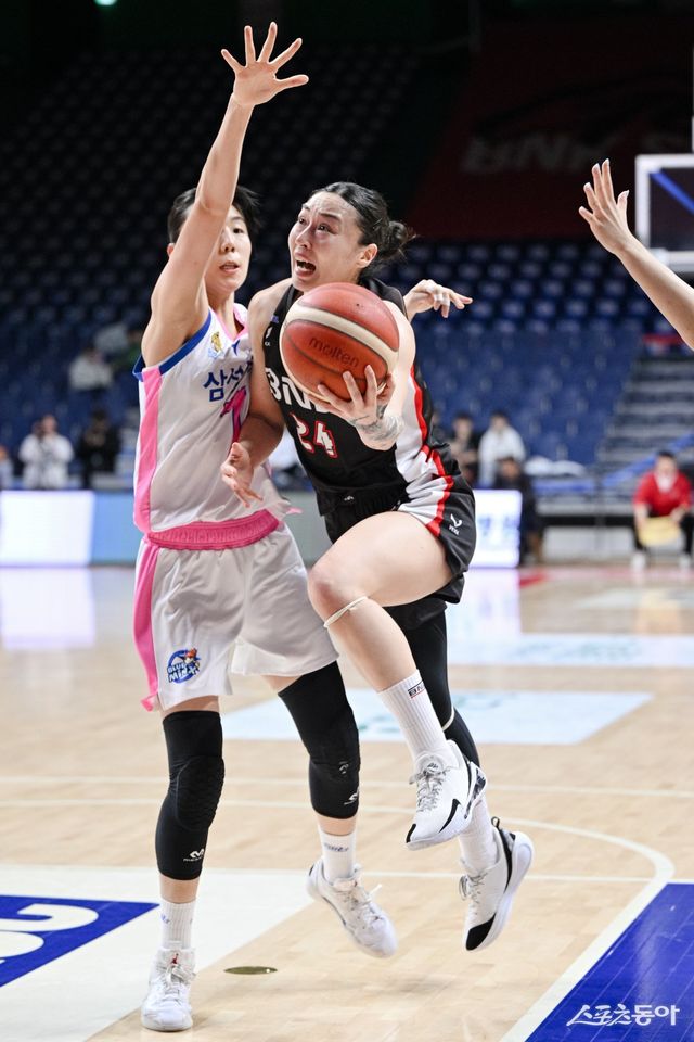 BNK 김소니아(오른쪽)가 11일 사직체육관에서 열린 삼성생명과 4강 PO 5차전 도중 레이업슛을 시도하고 있다. BNK는 강력한 공격력을 앞세워 챔프전에 진출했다. 사진제공｜WKBL
