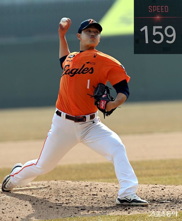 한화 문동주가 11일 시범경기 인천 SSG전 6회말 구원등판해 힘차게 볼을 던지고 있다. 인천｜김민성 기자 marineboy@donga.com