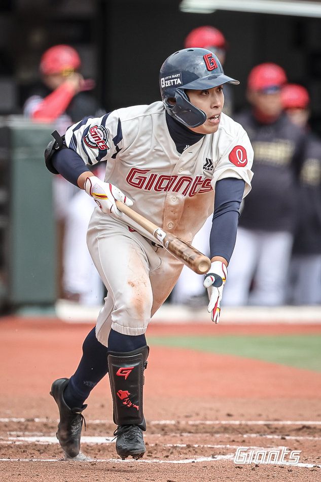 롯데 황성빈이 8일 시범경기 사직 KIA전 도중 안타를 치고 있다. 사진제공｜롯데 자이언츠