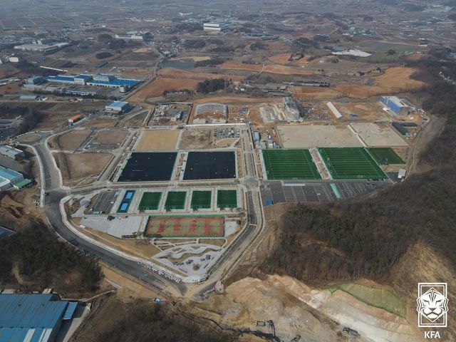 천안축구종합센터는 불확실성으로 가득하다. KFA 사무실 이전과 관련한 구체적 계획이 없을뿐더러, 잔디구장이 완성될 시기도 미정이다. 더욱이 KFA와 문체부의 껄끄러운 재정 문제도 해결해야 한다. 사진제공｜대한축구협회