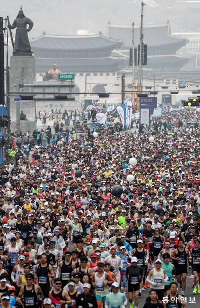 지난해 3월17일 열린 ‘2024 서울마라톤’에서 선수들이 힘차게 출발하고 있다. 올해 대회는 역대 최대 규모인 4만여 명이 참가해 ‘서울의 봄’을 달릴 예정이다. 스포츠동아 DB