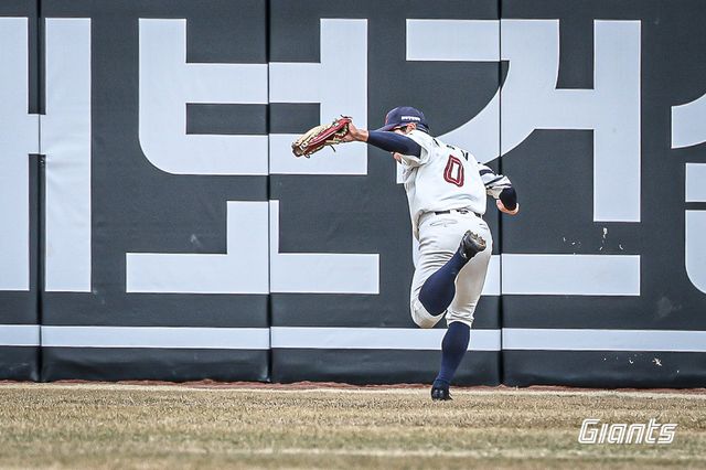 롯데 황성빈이 10일 시범경기 사직 LG전 도중 워닝트랙 앞까지 뻗은 까다로운 타구를 처리하고 있다. 사진제공｜롯데 자이언츠