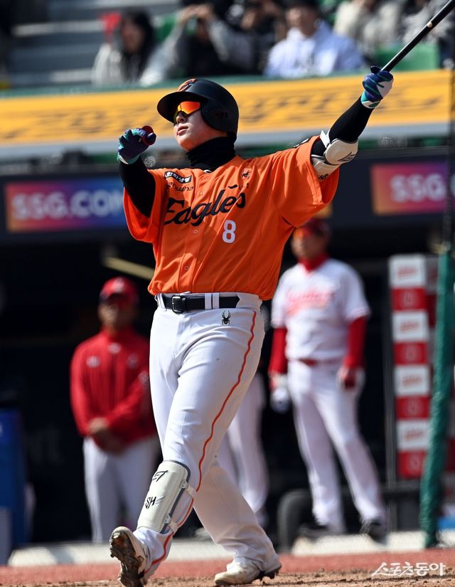 한화 노시환이 11일 시범경기 인천 SSG전 4회초 좌월 3점홈런을 쏘아 올리고 있다. 인천｜김민성 기자 marineboy@donga.com