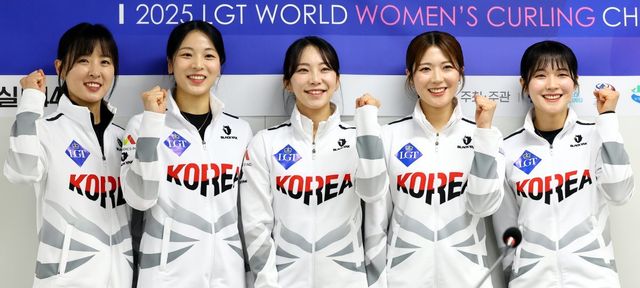 12일 오전 서울 송파구 올림픽회관 신관 대회의실에서 열린 2025 LGT 세계 여자컬링 선수권대회 기자간담회에서 여자 컬링 대표팀 선수들이 기념 촬영을 하고 있다. 왼쪽부터 김은지 선수, 김민지 선수, 김수지 선수, 설예지 선수, 설예은 선수. 뉴시스