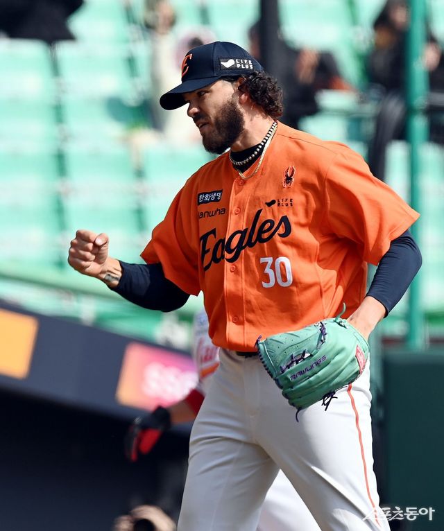 한화 폰세가 10일 시범경기 인천 SSG전 3회말 무사 1, 2루 위기를 넘긴 뒤 환호하고 있다. 인천｜김민성 기자 marineboy@donga.com