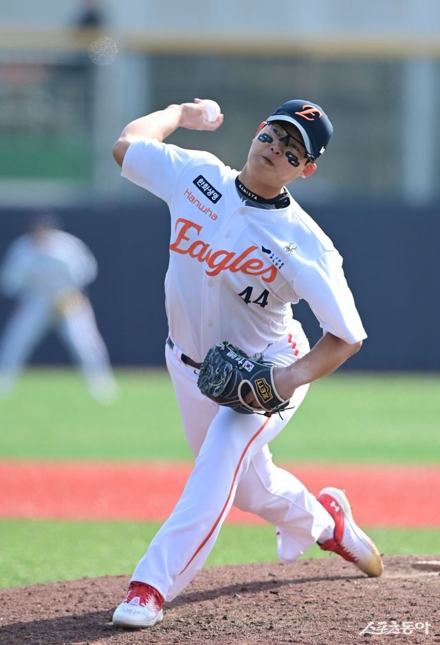 한화 김서현이 9일 청주구장에서 열린 두산과 시범경기 7회초 등판해 역투하고 있다. 청주｜주현희 기자 teth1147@donga.com