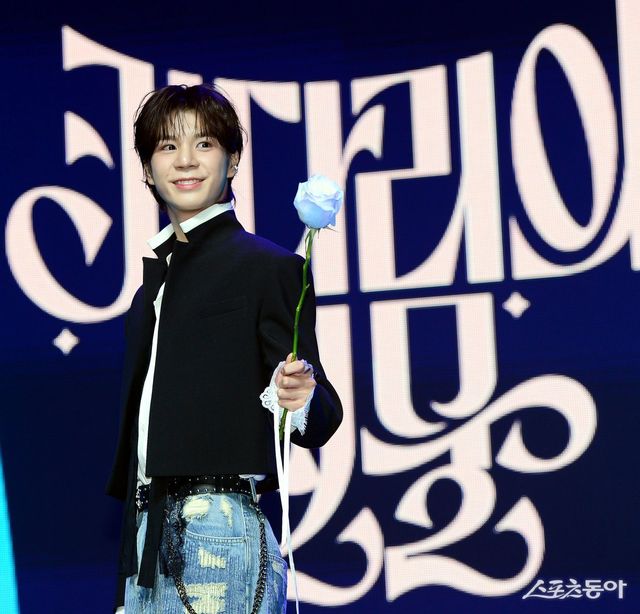 13일 서울 용산구 이촌동 노들섬 라이브하우스에서 정동원이 두 번째 정규 앨범 ‘키다리의 선물’을 발매하고 미디어쇼케이스를 가졌다. 정동원이 카메라를 향해 포즈를 취하고 있다. 김민성 기자 marineboy@donga.com