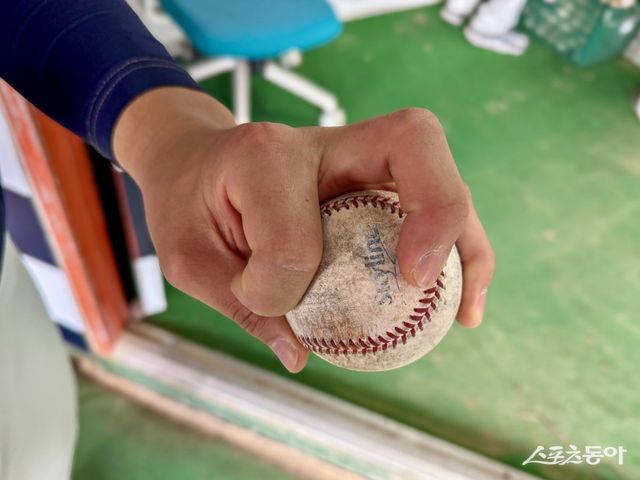 롯데 김진욱이 13일 시범경기 사직 한화전을 앞두고 한화 류현진에게 배운 서클체인지업 그립을 보여주고 있다. 사직｜김현세 기자 kkachi@donga.com