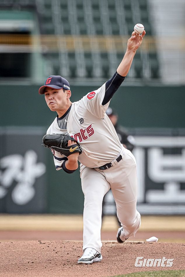 롯데 김진욱이 10일 시범경기 사직 LG전에 등판해 투구하고 있다. 사진제공｜롯데 자이언츠