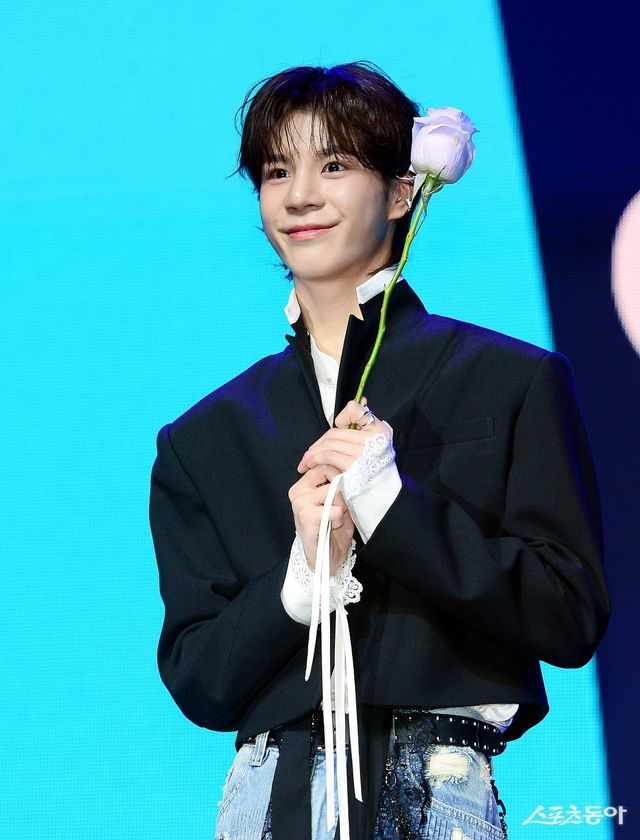 13일 서울 용산구 이촌동 노들섬 라이브하우스에서 정동원이 두 번째 정규 앨범 ‘키다리의 선물’을 발매하고 미디어쇼케이스를 가졌다. 정동원이 카메라를 향해 포즈를 취하고 있다. 김민성 기자 marineboy@donga.com