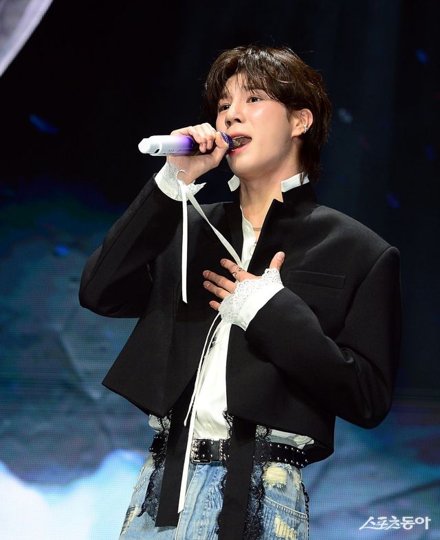 13일 서울 용산구 이촌동 노들섬 라이브하우스에서 정동원이 두 번째 정규 앨범 ‘키다리의 선물’을 발매하고 미디어쇼케이스를 가졌다. 정동원이 공연을 펼치고 있다. 김민성 기자 marineboy@donga.com