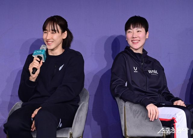 우리은행과 BNK가 2024~2025시즌 챔피언 결정전에서 격돌한다. 4강 PO 미디어데이에 참석한 양 팀 에이스인 우리은행 김단비(왼쪽)와 BNK 박혜진. 주현희 기자 teth1147@donga.com
