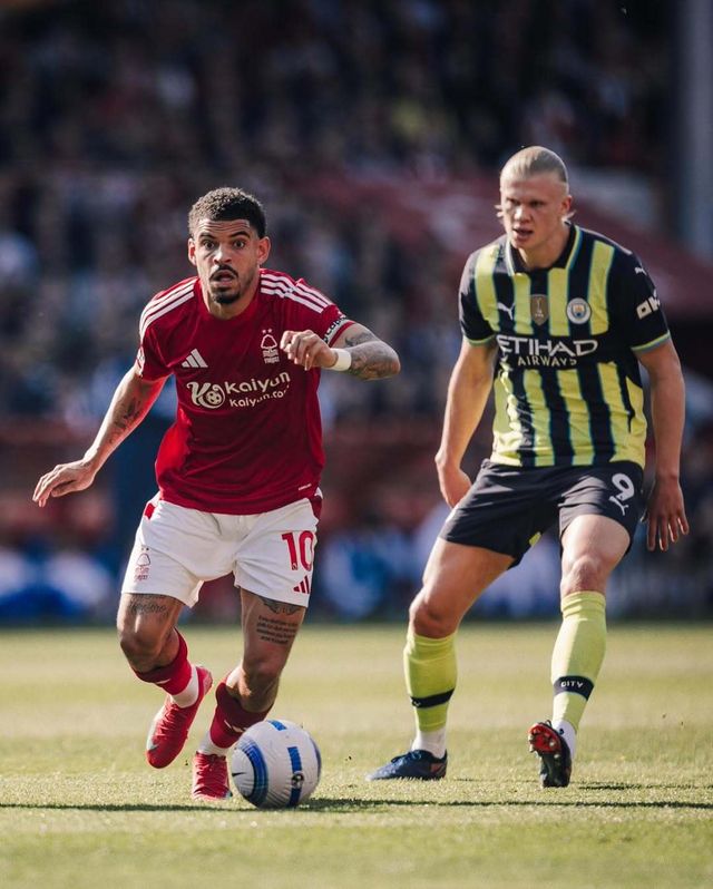 노팅엄 모건 깁스화이트(왼쪽)가 8일(한국시간) 맨체스터시티와 홈경기 도중 엘링 홀란을 제치고 돌파를 시도하고 있다. 사진출처｜노팅엄 SNS