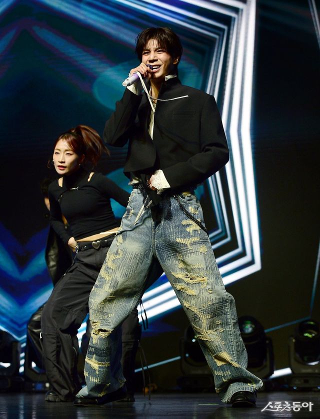 13일 서울 용산구 이촌동 노들섬 라이브하우스에서 정동원이 두 번째 정규 앨범 ‘키다리의 선물’을 발매하고 미디어쇼케이스를 가졌다. 정동원이 공연을 펼치고 있다. 김민성 기자 marineboy@donga.com