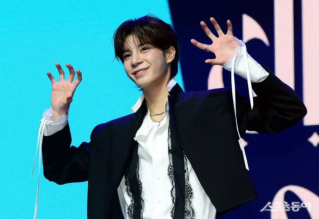 13일 서울 용산구 이촌동 노들섬 라이브하우스에서 정동원이 두 번째 정규 앨범 ‘키다리의 선물’을 발매하고 미디어쇼케이스를 가졌다. 정동원이 카메라를 향해 포즈를 취하고 있다. 김민성 기자 marineboy@donga.com