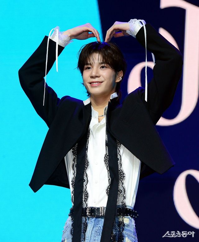 13일 서울 용산구 이촌동 노들섬 라이브하우스에서 정동원이 두 번째 정규 앨범 ‘키다리의 선물’을 발매하고 미디어쇼케이스를 가졌다. 정동원이 카메라를 향해 포즈를 취하고 있다. 김민성 기자 marineboy@donga.com