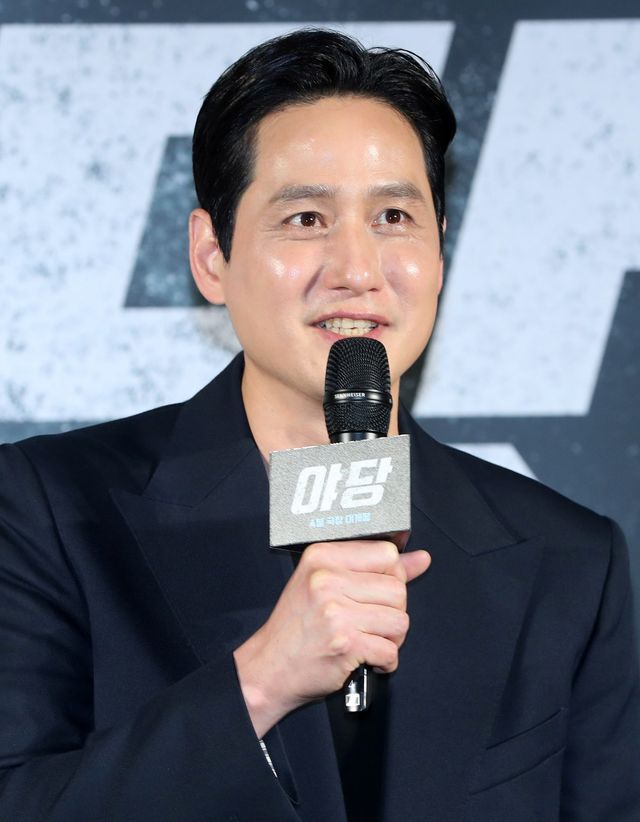 [서울=뉴시스] 김혜진 기자 = 배우 박해준이 13일 오전 서울 강남구 메가박스 코엑스에서 열린 영화 ‘야당’ 제작보고회에서 인사말을 하고 있다. ‘야당’은 대한민국 마약판을 설계하는 브로커 ‘야당’, 더 높은 곳에 오르려는 ‘검사’, 마약 범죄 소탕에 모든 것을 건 ‘형사’가 서로 다른 목적을 가지고 엮이며 펼쳐지는 범죄 액션 영화. 오는 4월 23일 개봉 예정이다. 2025.03.13. jini@newsis.com