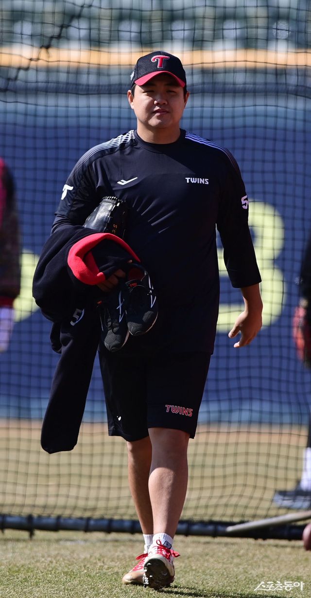 LG 장현식이 17일 시범경기 잠실 NC전에 앞서 훈련한 뒤 덕아웃으로 이동하고 있다. 잠실｜주현희 기자 teth1147@donga.com