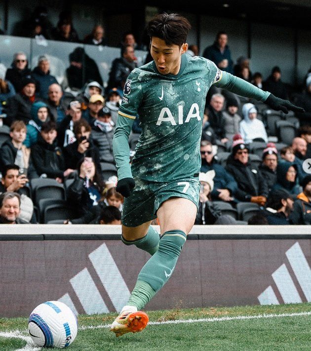 토트넘 손흥민이 17일(한국시간) 런던 크레이븐 코티지에서 끝난 풀럼과 2024~2025시즌 EPL 29라운드 원정경기 도중 코너킥을 차고 있다. 이날 경기 후 그는 오만~요르단과 2026북중미월드컵 아시아 최종예선 2연전을 치르기 위해 귀국길에 올랐다. 사진 출처｜토트넘 SNS