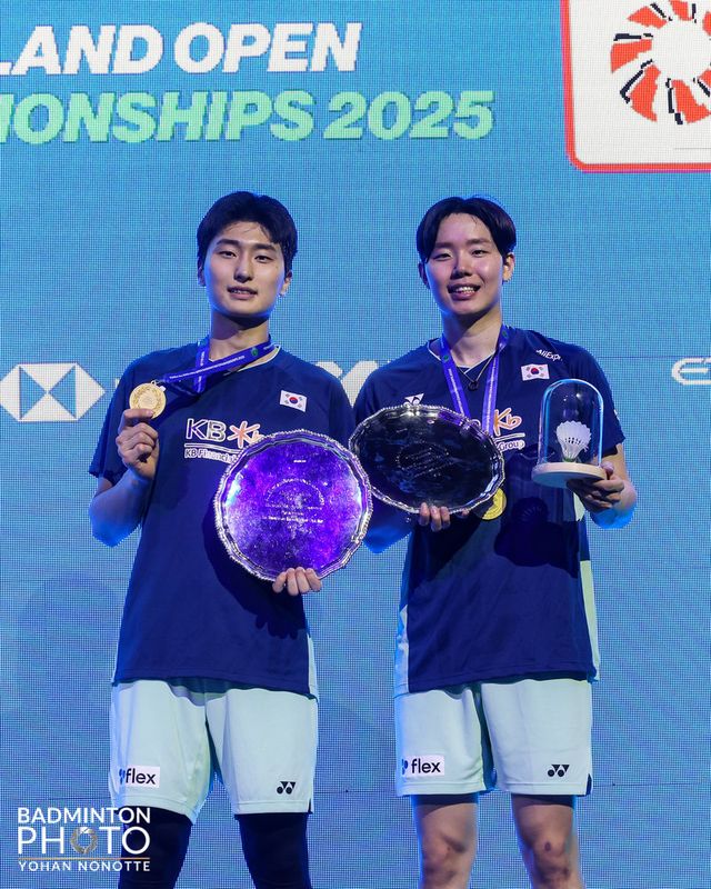 서승재(오른쪽)-김원호가 17일(한국시간)&nbsp;영국 버밍엄 유틸리타 아레나에서&nbsp;끝난&nbsp;2025전영오픈에서&nbsp;남자복식 우승을 차지한 뒤 기뻐하고 있다. 사진제공｜대한배드민턴협회