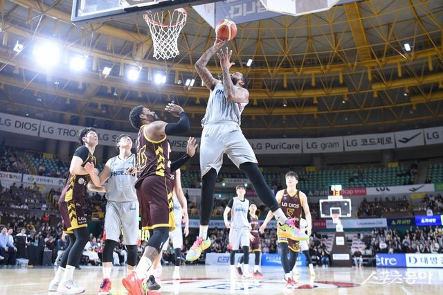 창원 LG와 울산 현대모비스의 맞대결 장면. 사진제공｜KBL
