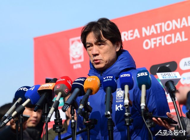 홍명보 축구국가대표팀 감독이 17일 고양종합운동장 보조경기장에서 진행된 첫 소집 훈련에 앞서 취재진과 인터뷰하고 있다. 고양｜김종원 기자 won@donga.com