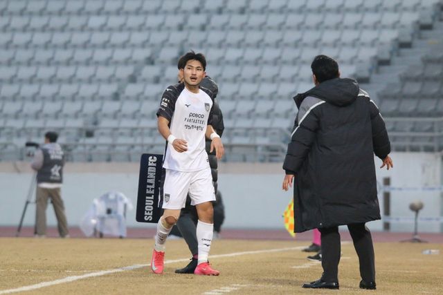 전남 공격수 하남(왼쪽)이 1일 서울 이랜드와 원정경기 도중 교체돼 벤치로 돌아가며 김현석 감독의 격려를 받고 있다. 사진제공｜전남 드래곤즈