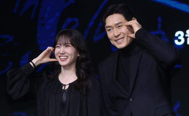 [서울=뉴시스] 김혜진 기자 = 배우 박은빈(왼쪽), 설경구가 17일 오전 서울 영등포구 콘래드 서울에서 열린 디즈니 플러스 새 시리즈 ‘하이퍼나이프’ 제작발표회에서 포즈를 취하고 있다. ‘하이퍼나이프’는 과거 촉망받는 천재 의사였던 세옥(박은빈)이 자신을 나락으로 떨어뜨린 스승 덕희(설경구)와 재회하며 펼치는 치열한 대립을 그린 메디컬 스릴러다. 오는 19일 공개. 2025.03.17. jini@newsis.com