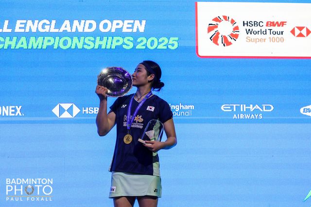 ‘셔틀콕 여제’ 안세영이 17일(한국시간)&nbsp;영국 버밍엄 유틸리타 아레나에서 끝난 2025전영오픈에서 여자단식 우승을 차지한 뒤 기뻐하고 있다. 2년 만에 정상을 탈환하며 세계 최강다운 위용을 뽐냈다. 사진제공｜대한배드민턴협회