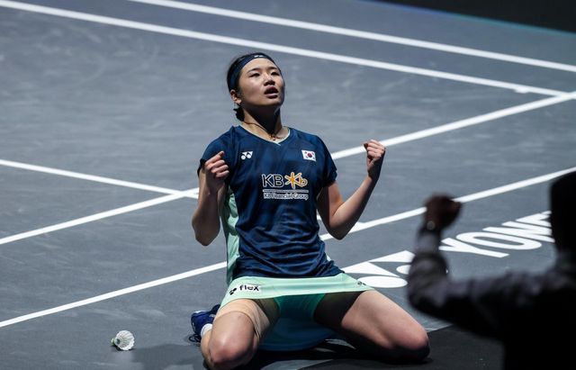 안세영이 17일(한국시간)&nbsp;영국 버밍엄 유틸리타 아레나에서&nbsp;끝난&nbsp;왕즈이와 2025전영오픈 여자단식 결승에서&nbsp;2-1로 이긴 뒤 환호하고 있다. 사진출처｜세계배드민턴연맹