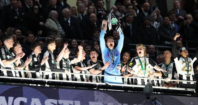뉴캐슬 선수들이 17일(한국시간) 런던 웸블리 스타디움에서 열린 리버풀과 2024~2025시즌 카라바오컵 결승에서 2-1로 이겨 우승을 확정한 뒤 시상식에서 기쁨을 만끽하고 있다. 사진출처｜뉴캐슬 홈페이지
