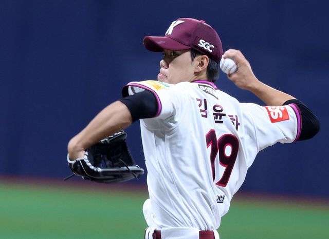 키움 김윤하가 17일 시범경기 고척 롯데전에 선발등판해 투구하고 있다. 고척｜뉴시스
