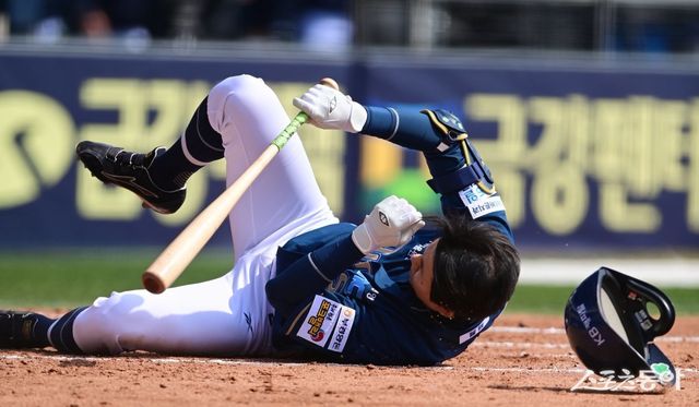 17일 서울 잠실야구장에서 열린 ‘2025 신한 SOL Bank KBO리그’ NC 다이노스와 LG 트윈스의 시범경기에서 3회초 2사 1루 LG 에르난데스의 볼에 얼굴은 맞은 NC 박민우가 쓰러지고 있다. 잠실 ｜ 주현희 기자 teth1147@donga.com