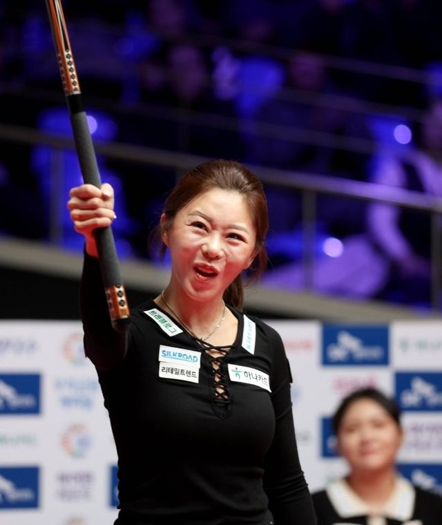 김가영이 17일 열린 프로당구 왕중왕전인 ‘SK렌터카-제주특별자치도 PBA-LPBA 월드챔피언십 2025’ LPBA 결승전에서 우승을 확정한 뒤 큐를 들고 세리머니를 하고 있다. 사진제공 ㅣ PBA